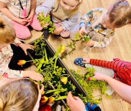 Dzieci podczas zabawy edukacyjnej w żłobku Świerkuś w Istebnej