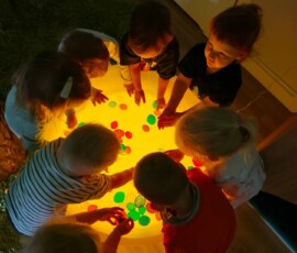 Dzieci podczas zabawy edukacyjnej w żłobku Świerkuś w Istebnej