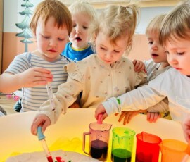 Dzieci podczas zabawy edukacyjnej w żłobku Świerkuś w Istebnej