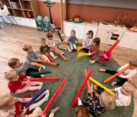Zajęcia sensoryczne najmłodszych dzieci w żłobku Świerkuś w Istebnej